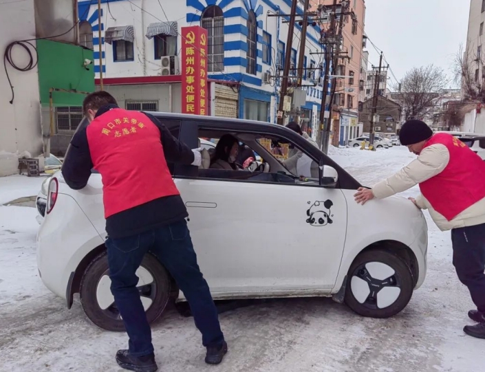 周口关帝庙景区:迎“寒”而上 为游客扫出“暖心路”