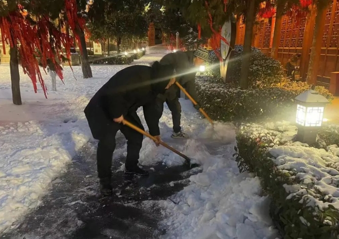 周口关帝庙景区:迎“寒”而上 为游客扫出“暖心路”