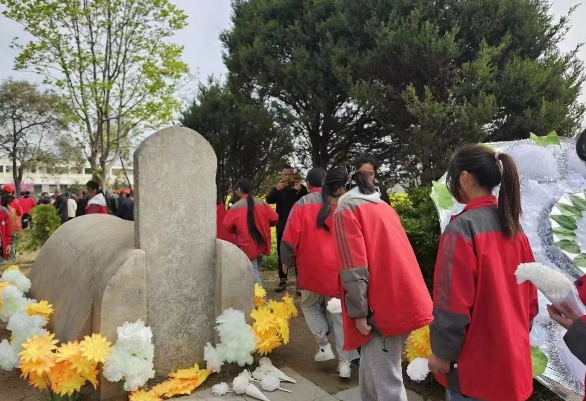 西华艾岗：清明时节忆先烈 红色血脉代代传